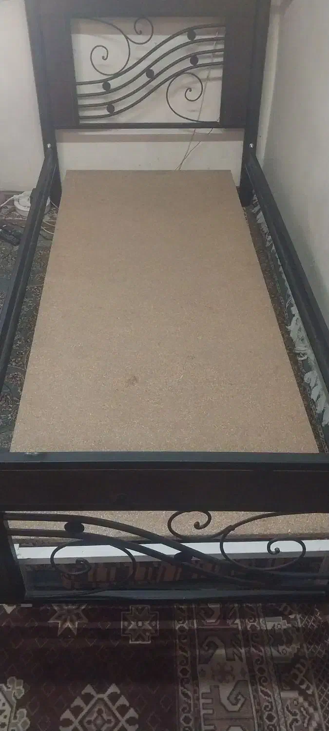 تخت تک نفره فلزی-چوبی نو|تخت و سرویس خواب|تهران, خزانه|دیوار