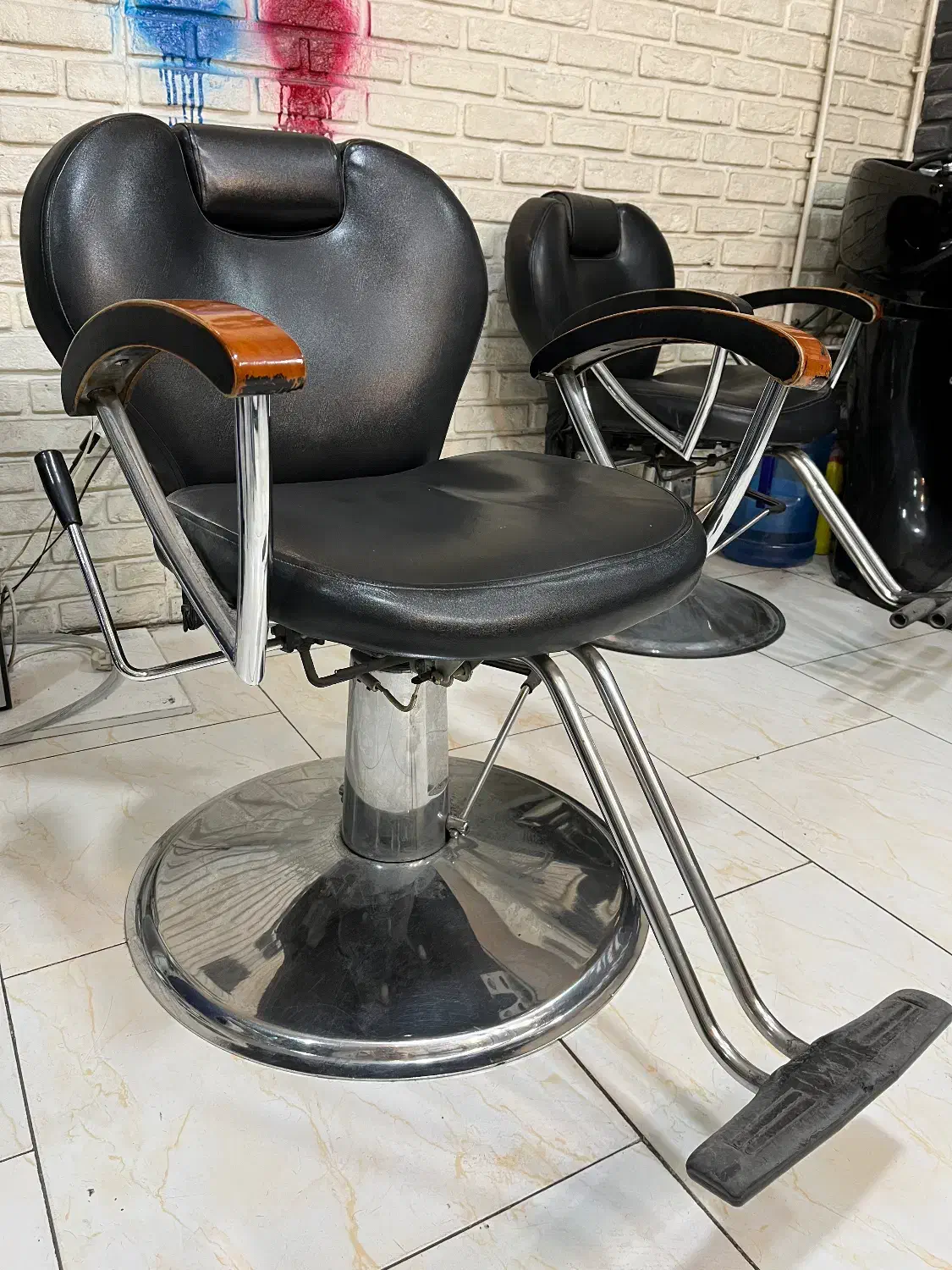 صندلی آرایشگاه|آرایشگاه و سالنهای زیبایی|اندیشه, اندیشه فاز ۱|دیوار