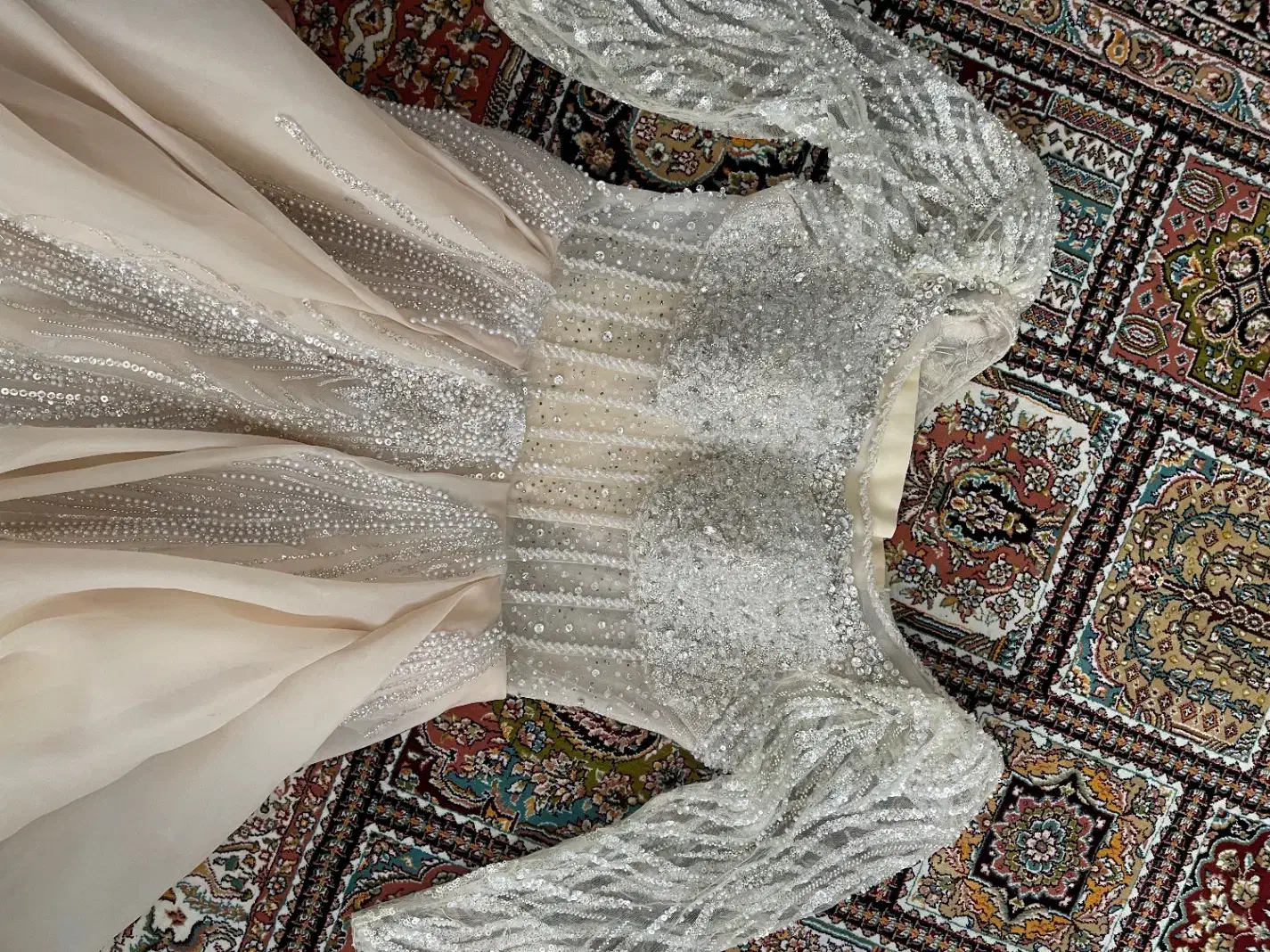 لباس مجلسی|لباس|رباط‌کریم, رباط‌کریم|دیوار