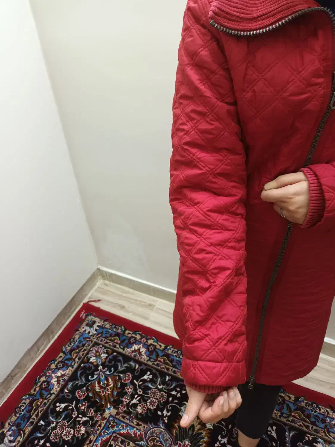 کاپشن و مانتو|لباس|اندیشه, اندیشه فاز ۱|دیوار