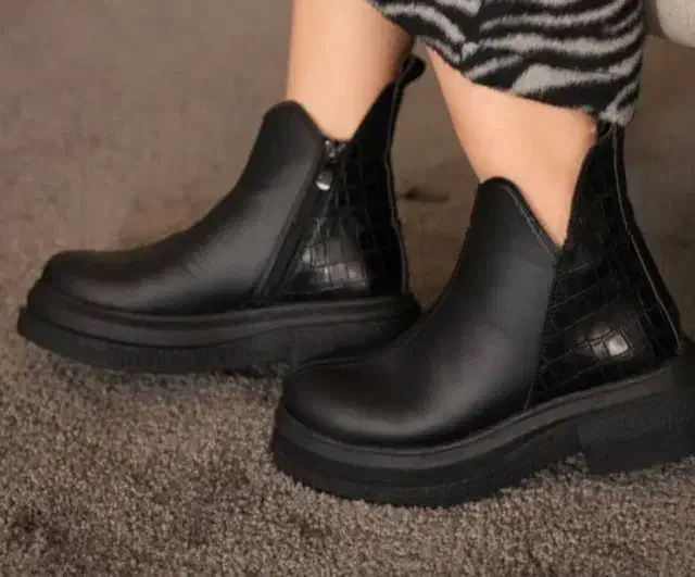 فروش یک عدد نیم بوت و یو ونس سنگی|کیف، کفش، کمربند|ساری, |دیوار