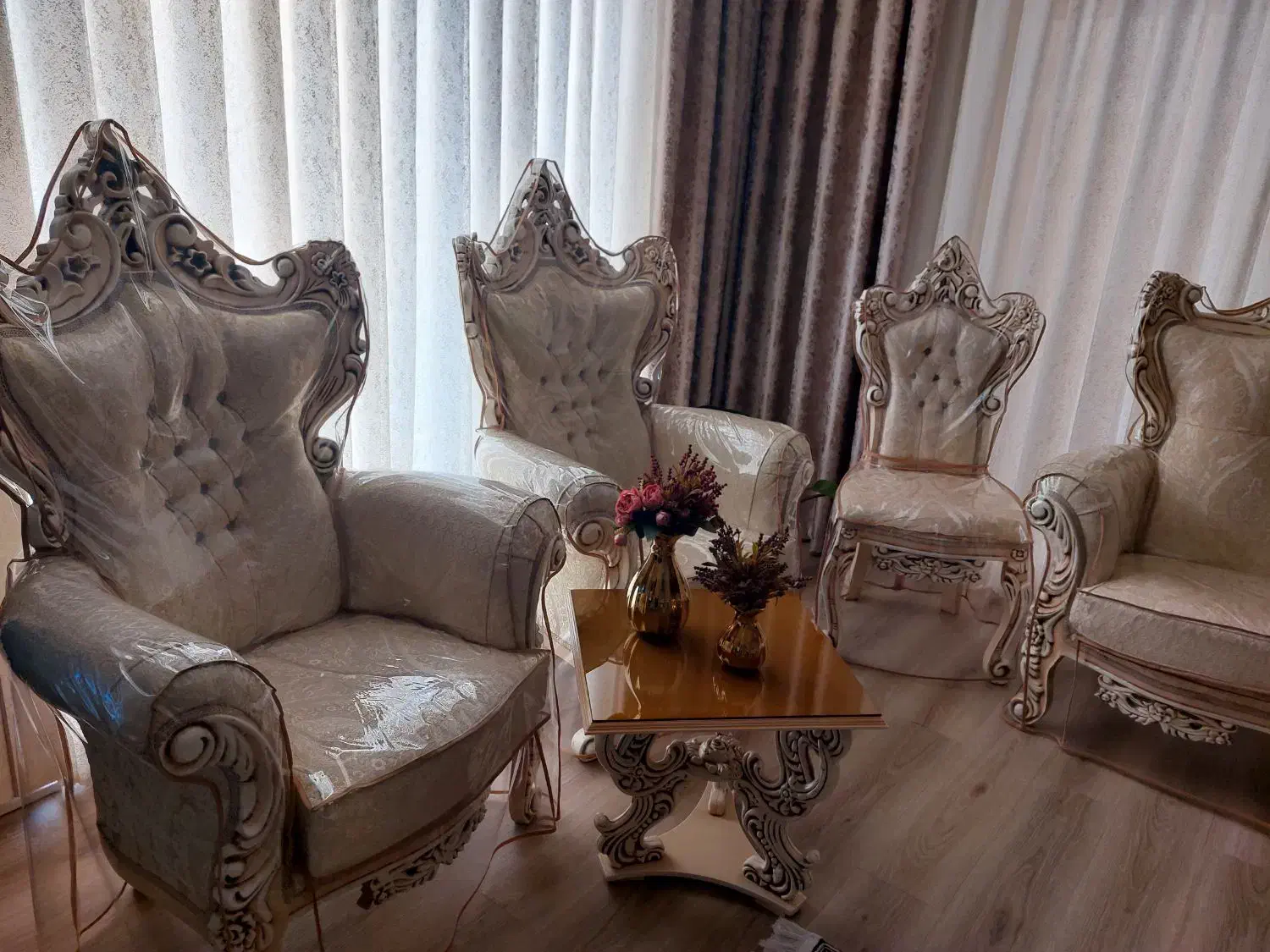 مبل کلاسیک ۹ نفره کاملا سالم در حد نو|مبلمان خانگی و میز عسلی|آباده, |دیوار