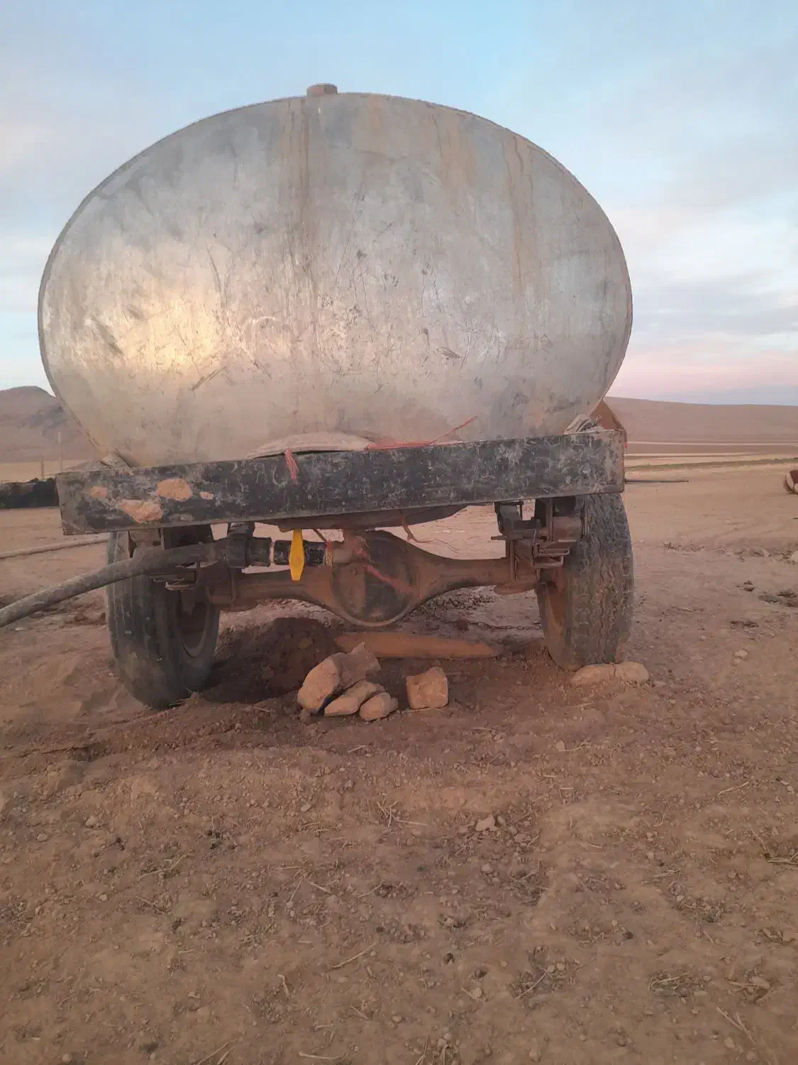 تانکر ۲۰۰۰ لیتری آب چرخ دار|ماشینآلات صنعتی|کبودرآهنگ, |دیوار