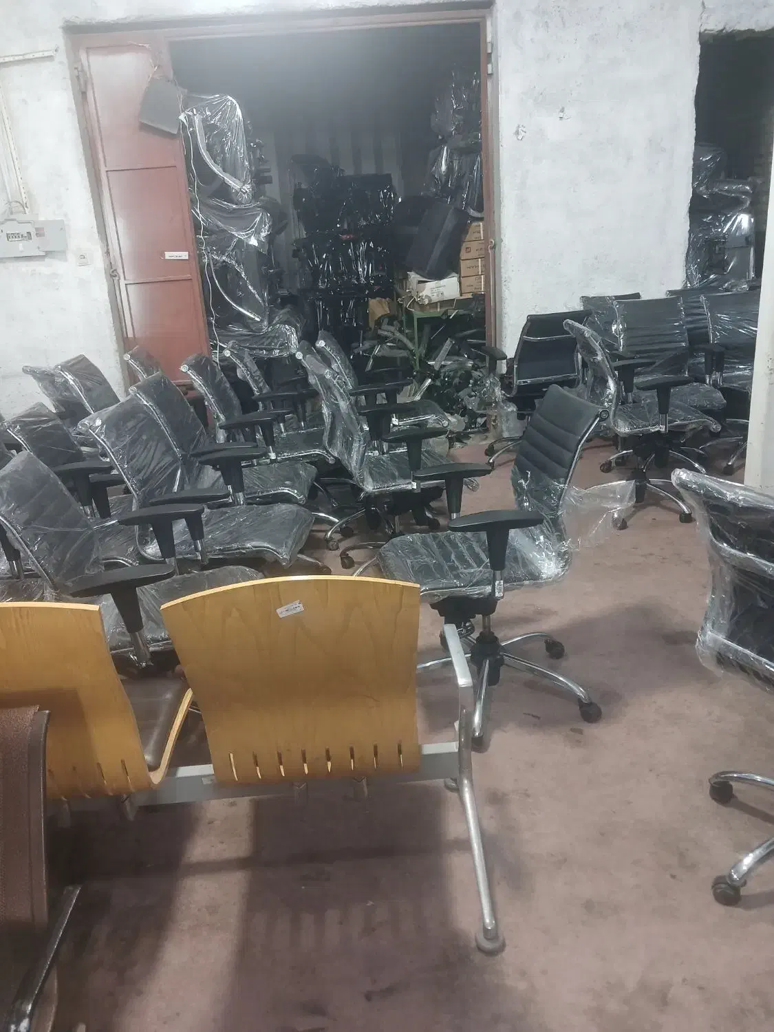 تعداد ۱۳۰۰ عدد صندلی اداری مارک برند که مزایده|صندلی و نیمکت|مشهد, تلگرد|دیوار