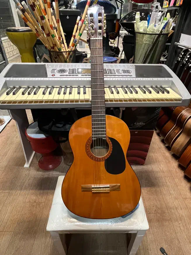 گیتار کلاسیک یاماهاc40اندونزی اصل سری قدیم کارکرده|گیتار، بیس، امپلیفایر|لاهیجان, انقلاب|دیوار