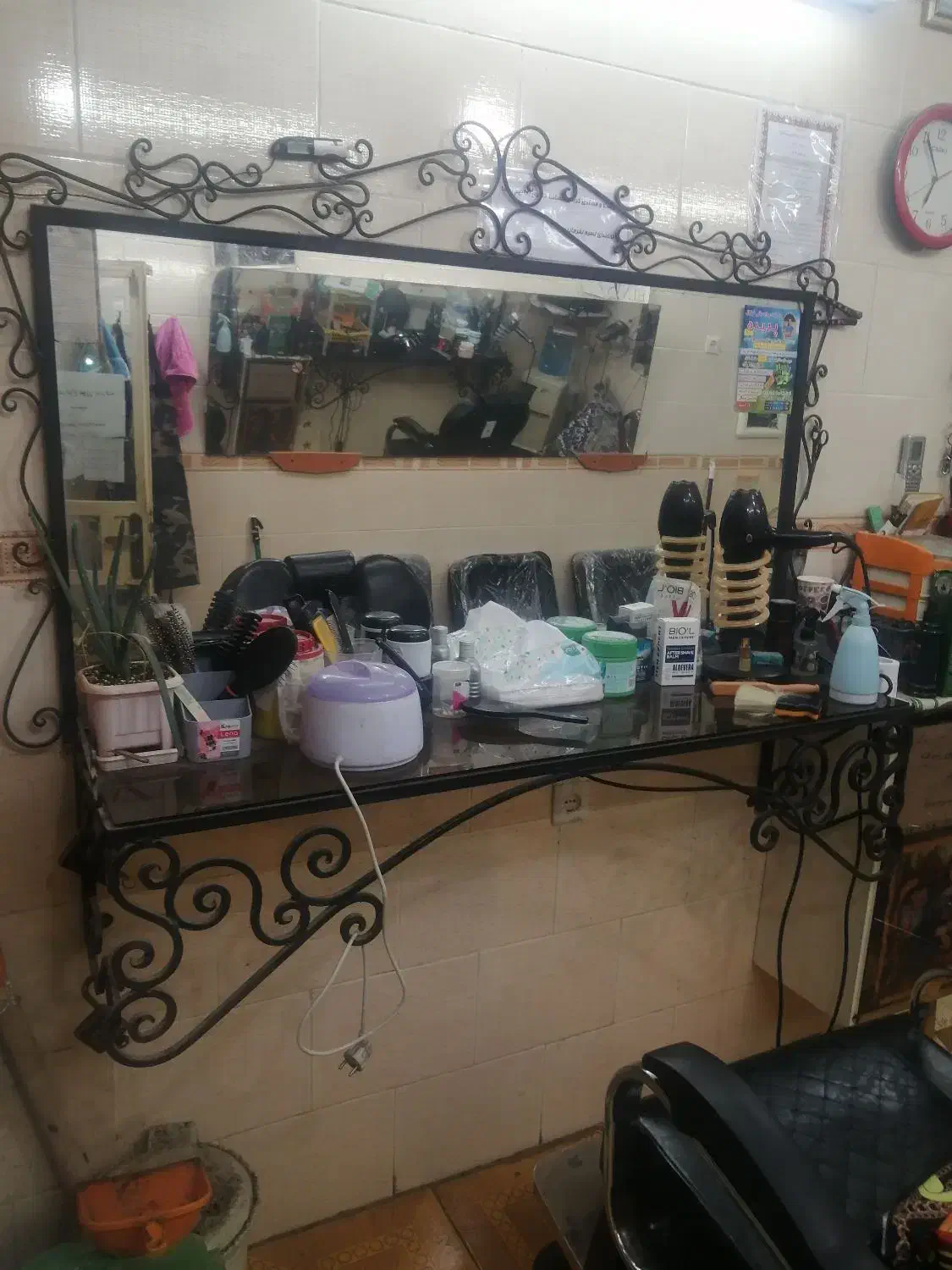 دکور آرایشگاه کامل با آینه|آرایشگاه و سالنهای زیبایی|آبادان, |دیوار