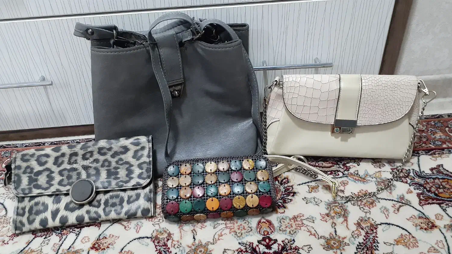 تعدادی کیف|کیف، کفش، کمربند|همدان, |دیوار