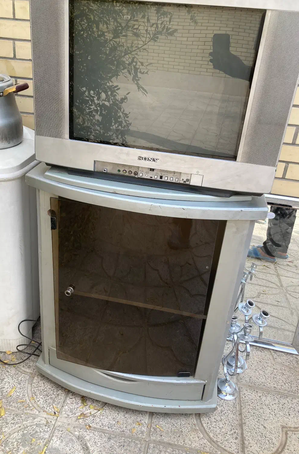 تلویزیون سونی ۲۱ اینچ به همراه میز سالم|تلویزیون و پروژکتور|اصفهان, کنگاز|دیوار