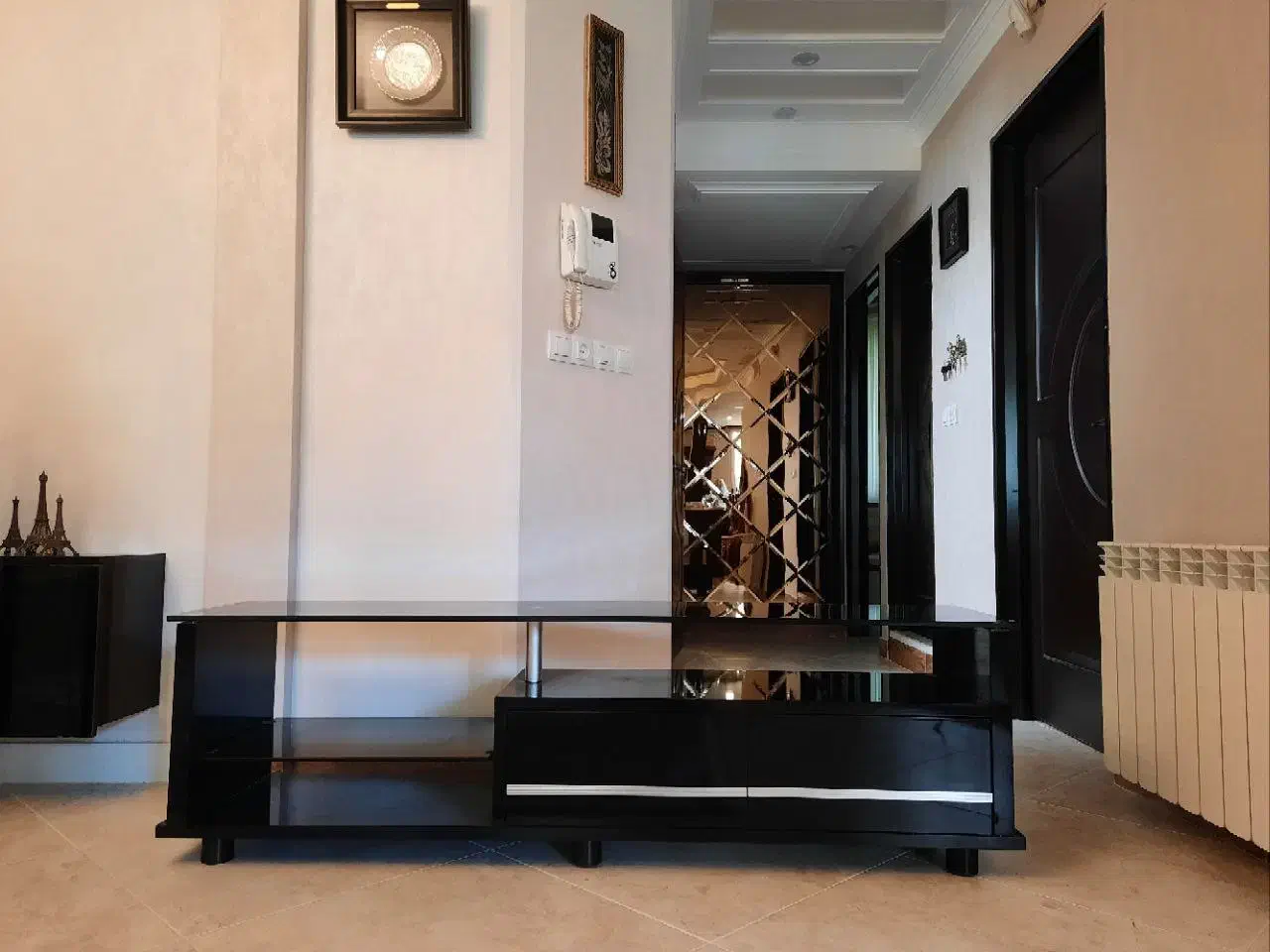 میز زیر تلویزیون ترکیب شیشه و های گلس مشکی|میز تلویزیون|بروجرد, |دیوار