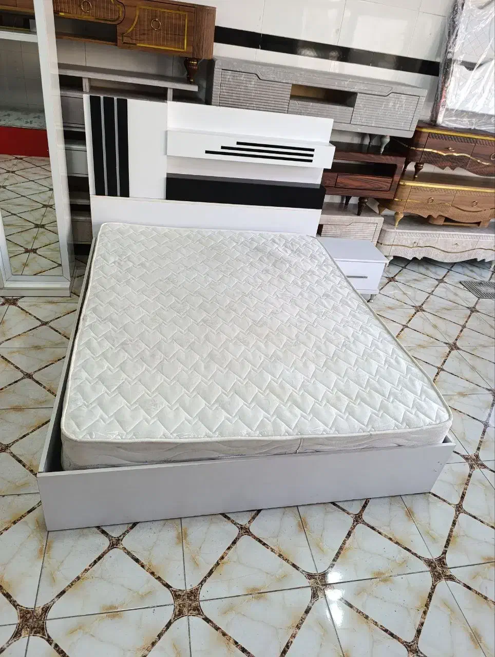 سرویس تخت و خواب دو نفره همراه میز آرایش و پاتختی|تخت و سرویس خواب|مهاباد (آذربایجان غربی), |دیوار