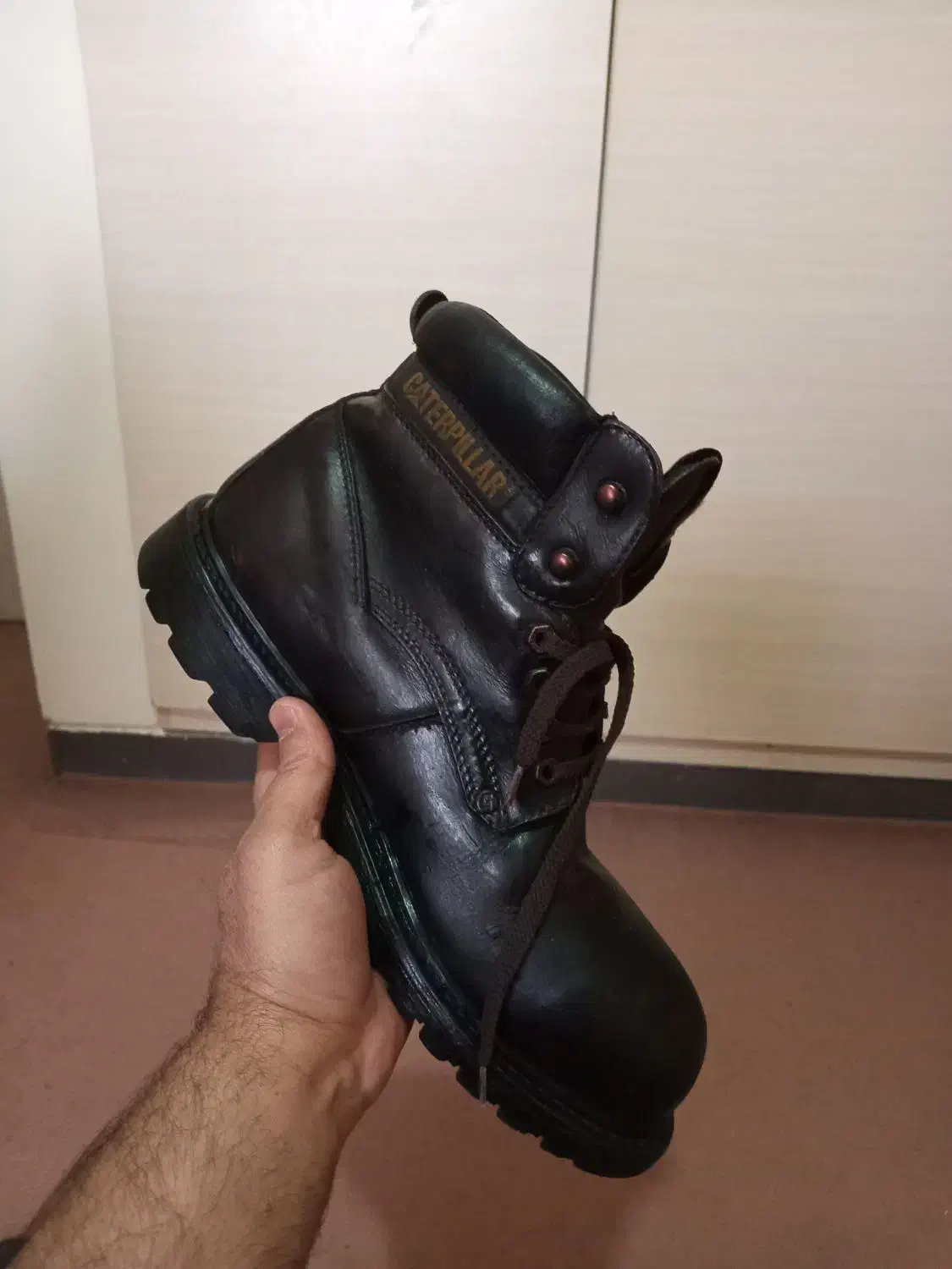 بوت کاترپیلار|کیف، کفش، کمربند|شاهینشهر, بنیاد ازدواج|دیوار