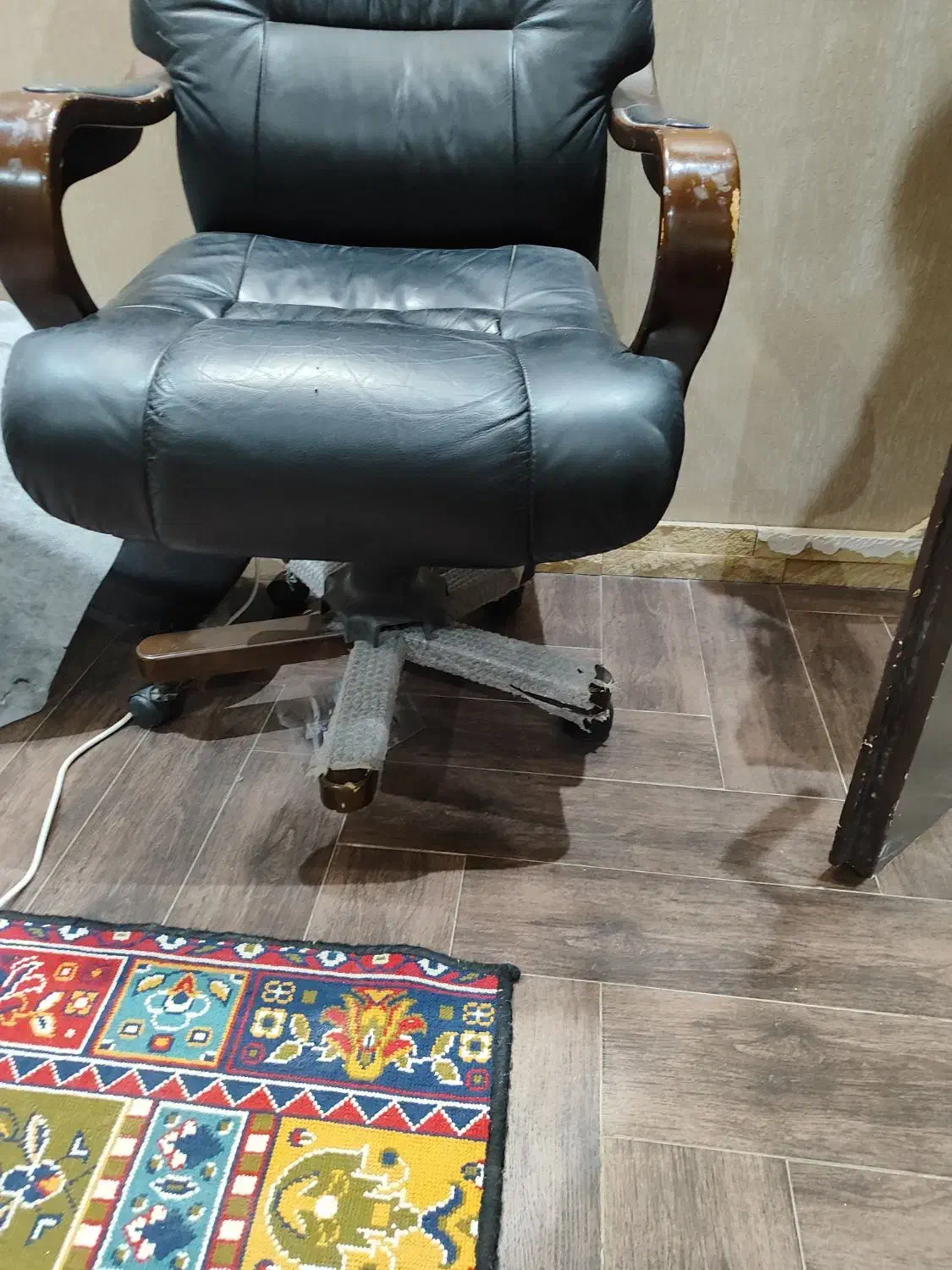 صندلی مدیریت پمپی|صندلی و نیمکت|شاهین‌شهر, عطار|دیوار