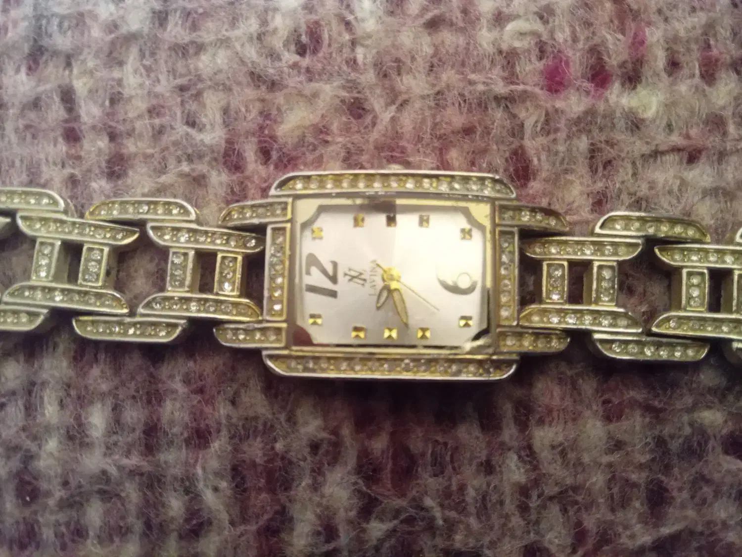 ساعت مچی زنانه|ساعت|شاهینشهر, گزبرخوار|دیوار