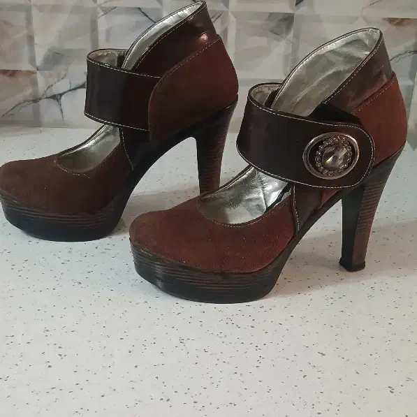 کفش مجلسی|کیف، کفش، کمربند|میانه, |دیوار