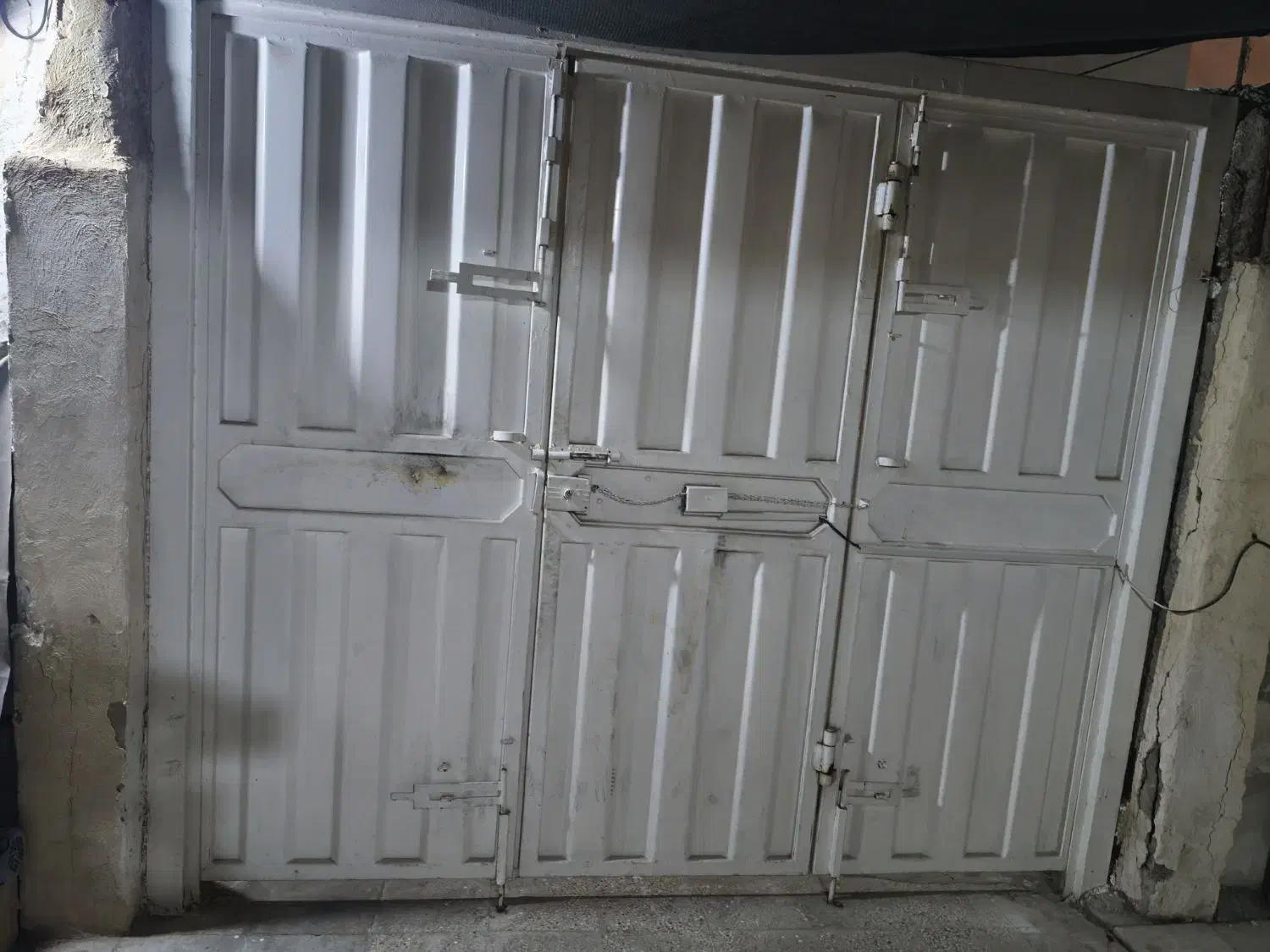 درب حیاط آهنی رنگ سفید|مصالح و تجهیزات ساختمان|بوشهر, |دیوار