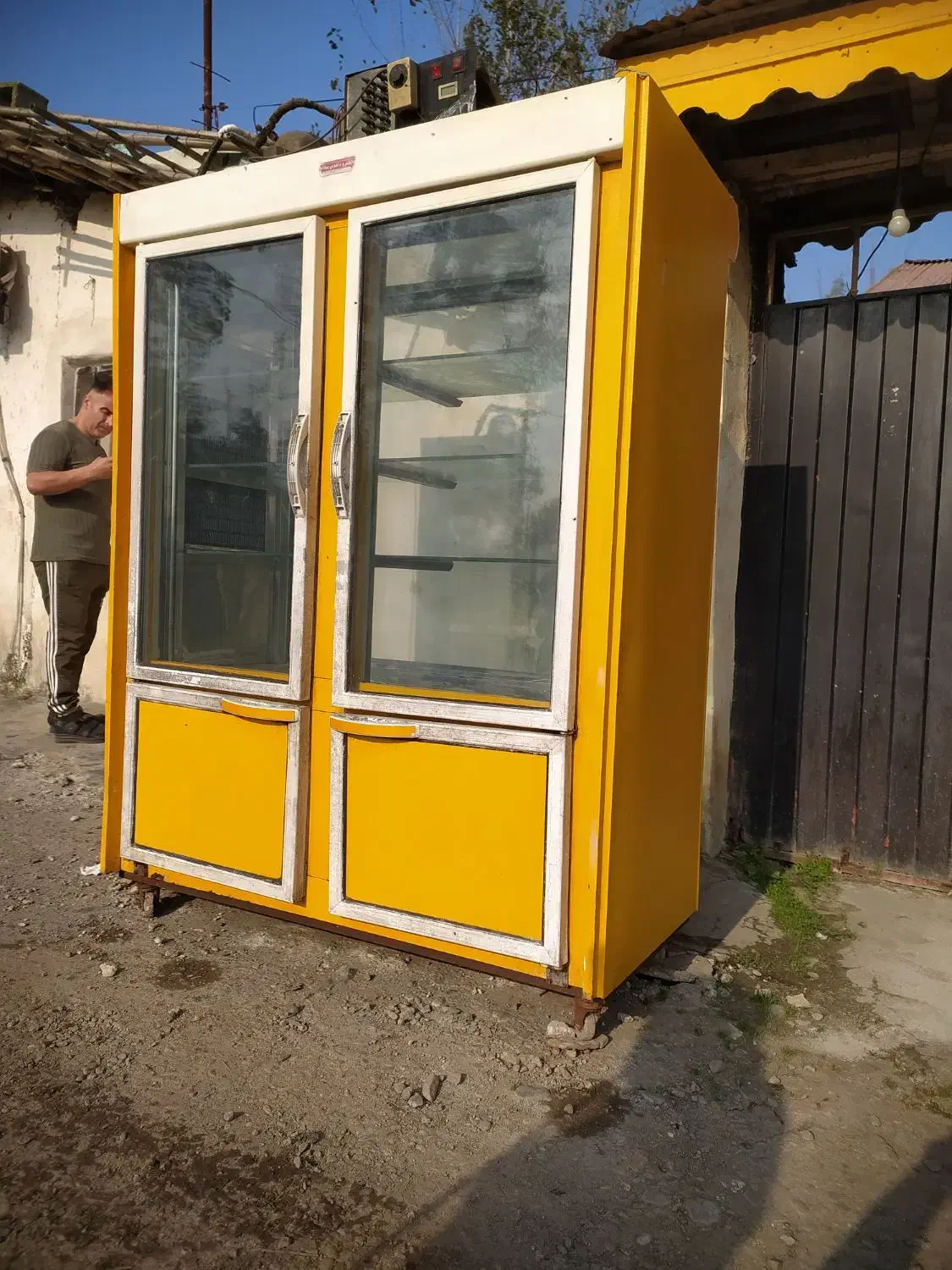 یخچال ویترینی اس|یخچال و فریزر|رشت, فرودگاه سردار جنگل رشت|دیوار