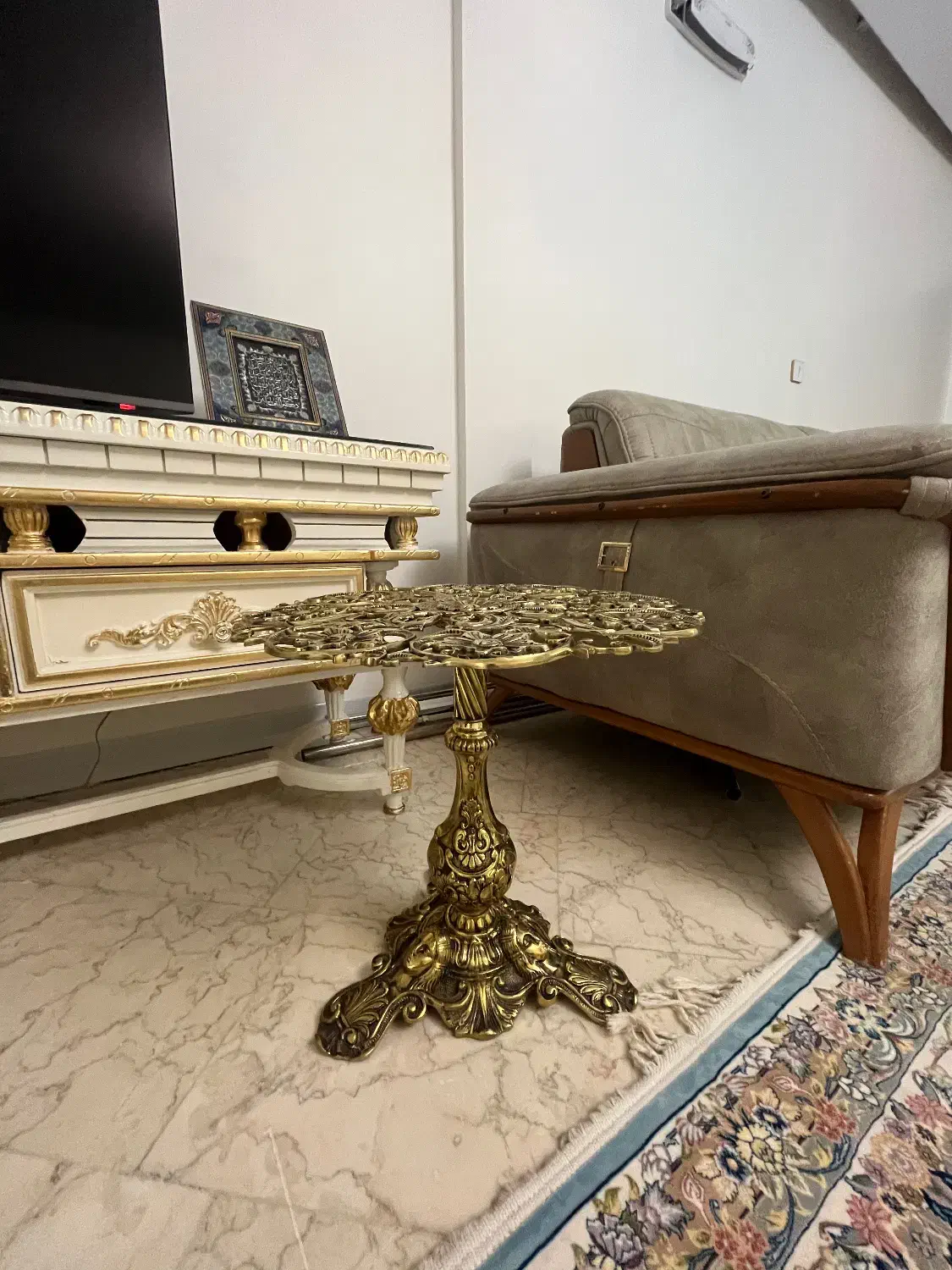 میز‌برنجی|میز تلفن|تهران, نیروی هوایی (پیروزی)|دیوار