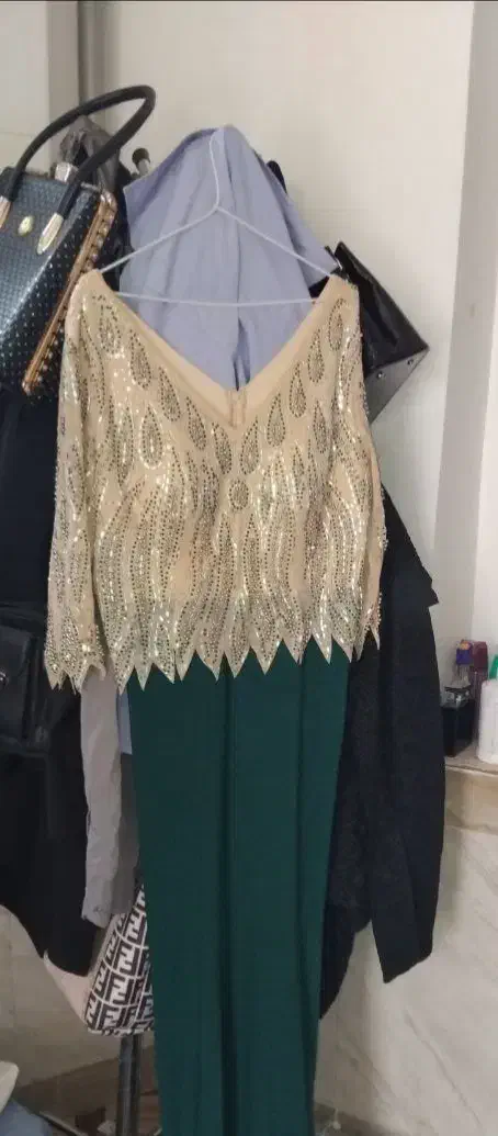 دون مجلسی بلند|لباس|گوگان, |دیوار