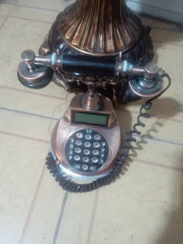 تلفن قدیمی با پایه|کلکسیون اشیاء عتیقه|قم, شاه ابراهیم|دیوار