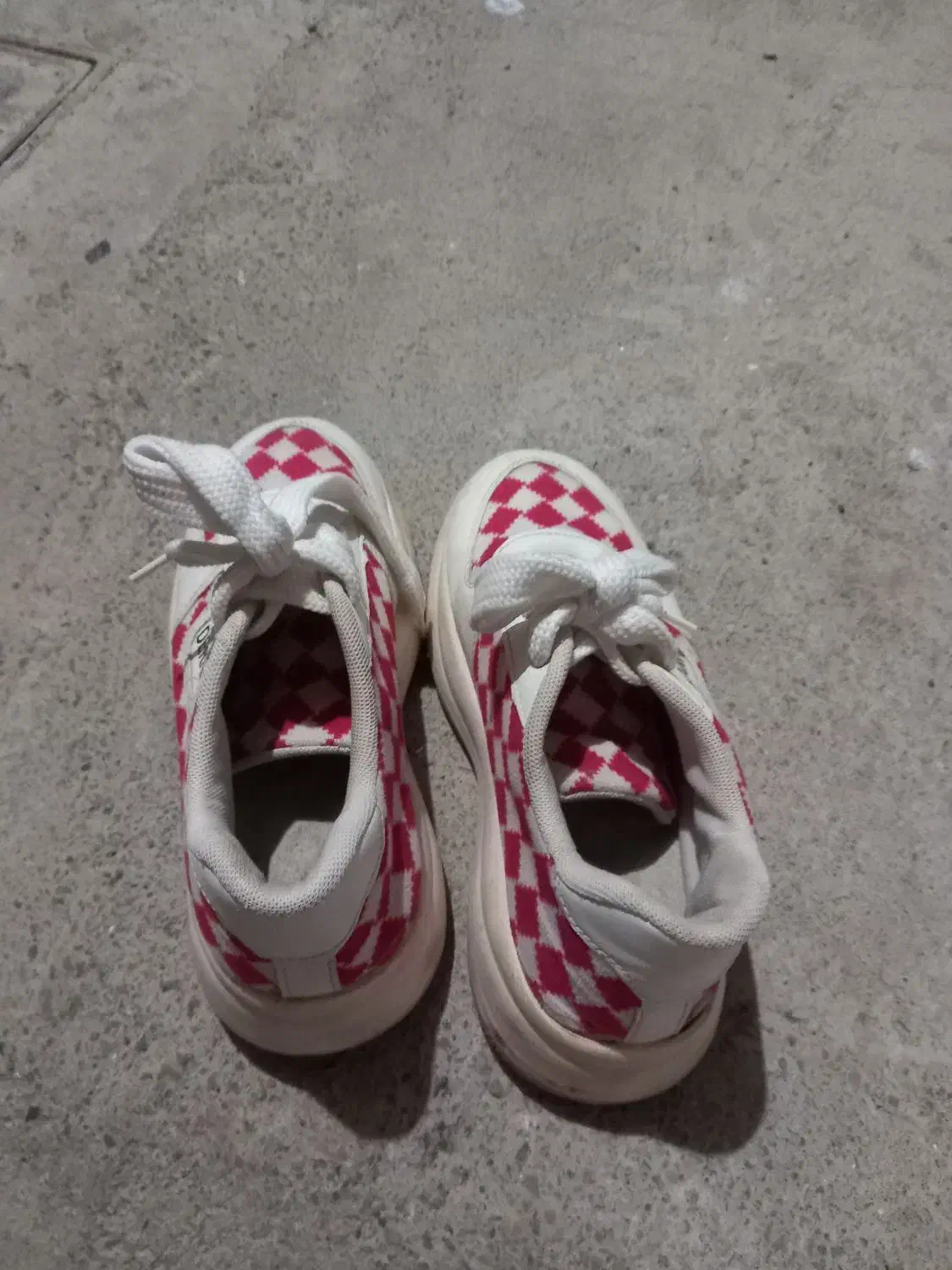 کتونی|کیف، کفش، کمربند|خلخال, |دیوار