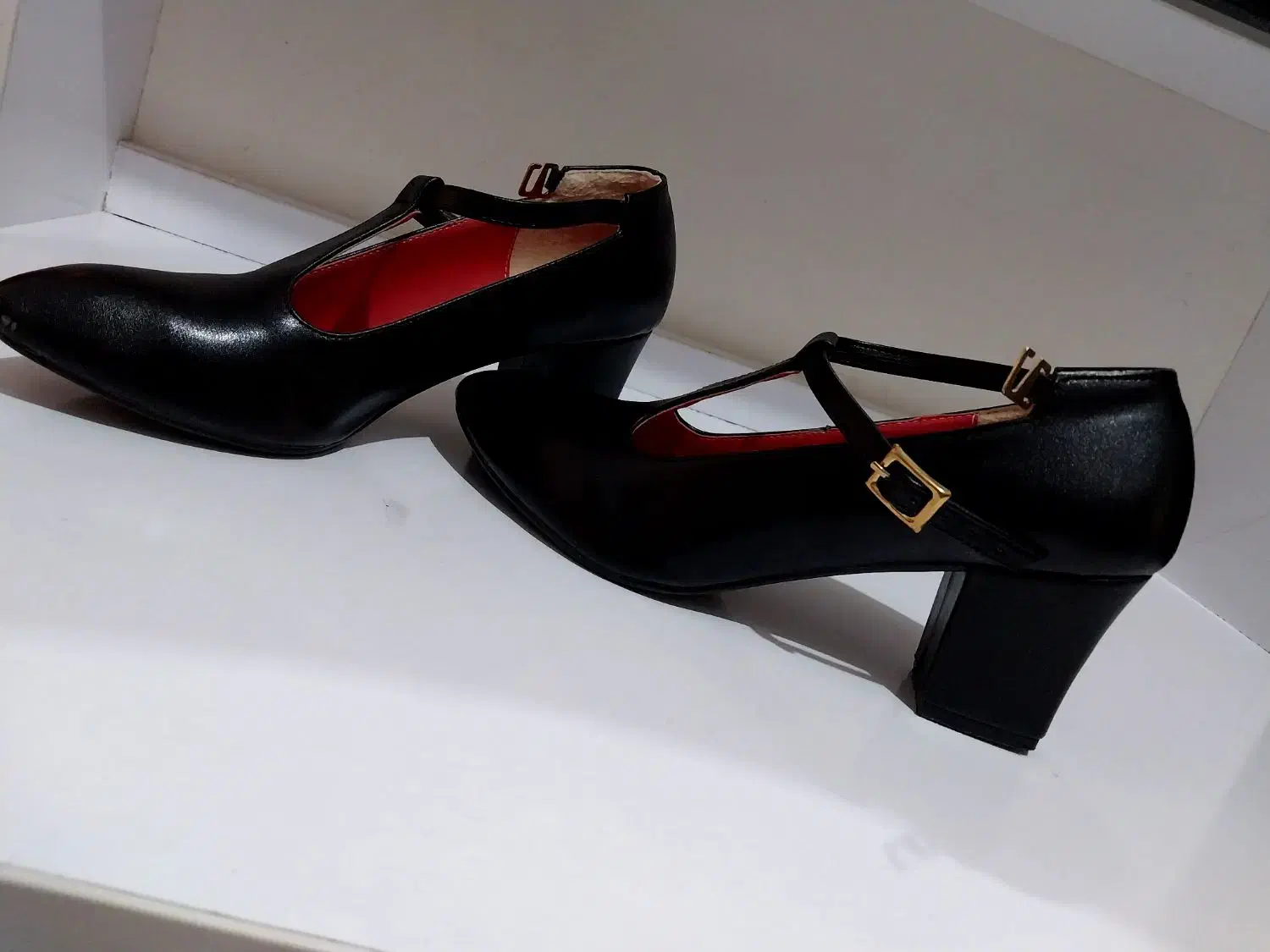 کفش مجلسی|کیف، کفش، کمربند|فومن, |دیوار