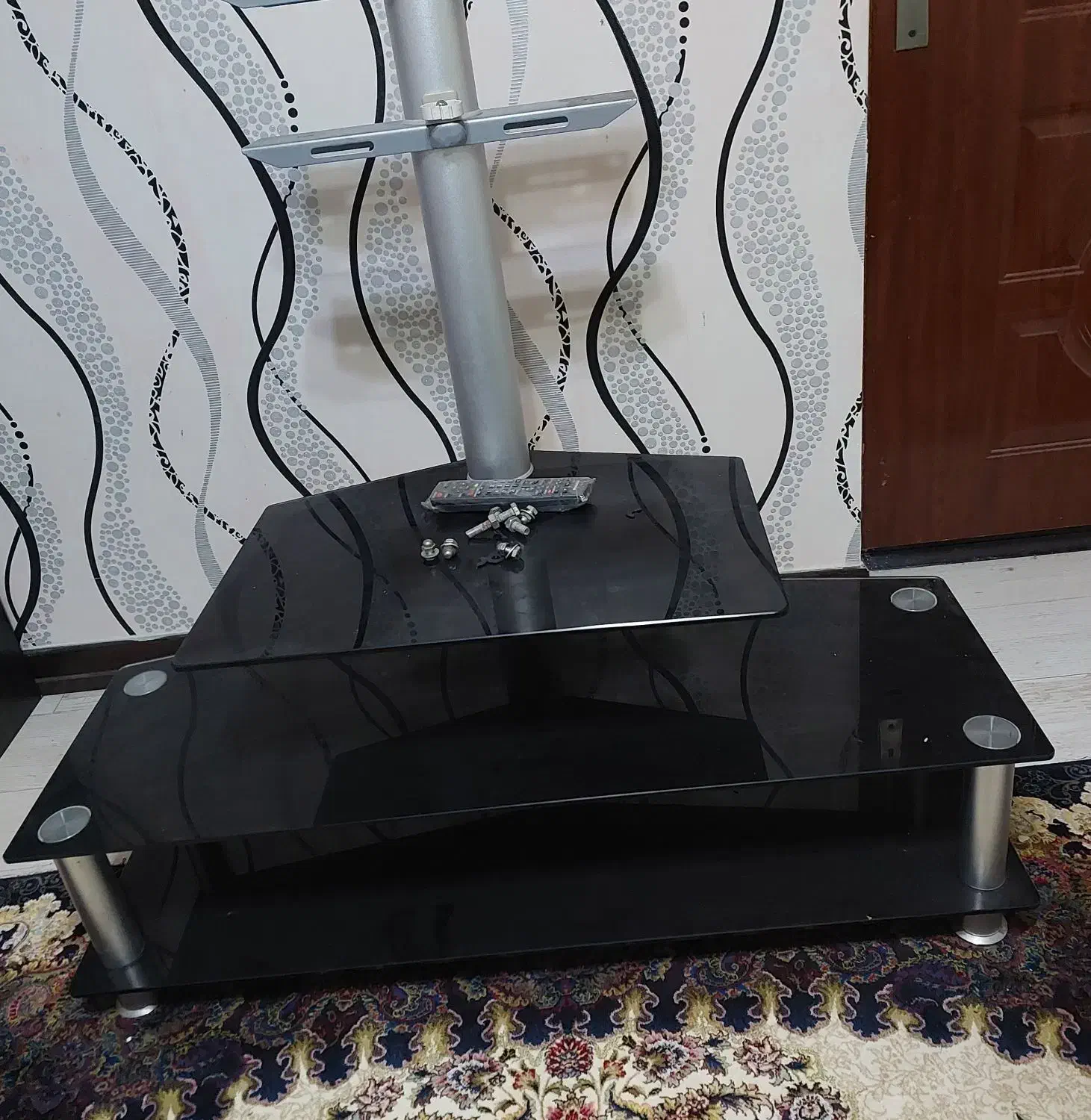 تعدادی وسایل خونه میز نهار خوری تلویزیون با میز .|میز و صندلی غذاخوری|چمران, |دیوار