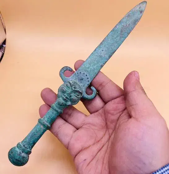 خنجر مفرقیه کهنه|کلکسیون اشیاء عتیقه|تهران, دبستان|دیوار