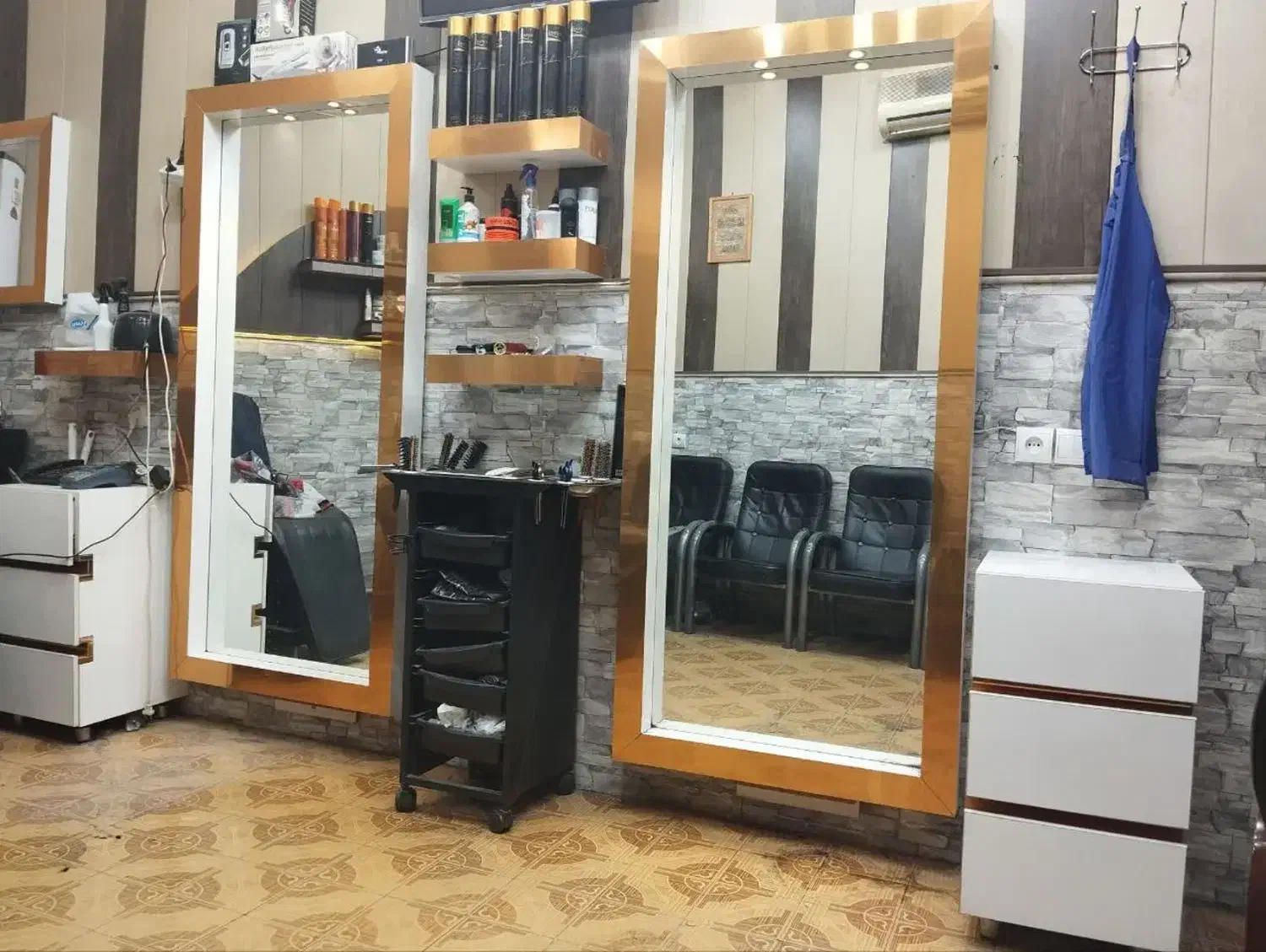 آینه و کنسول آرایشگاه مردانه|آرایشگاه و سالنهای زیبایی|کاشان, بازار کاشان|دیوار