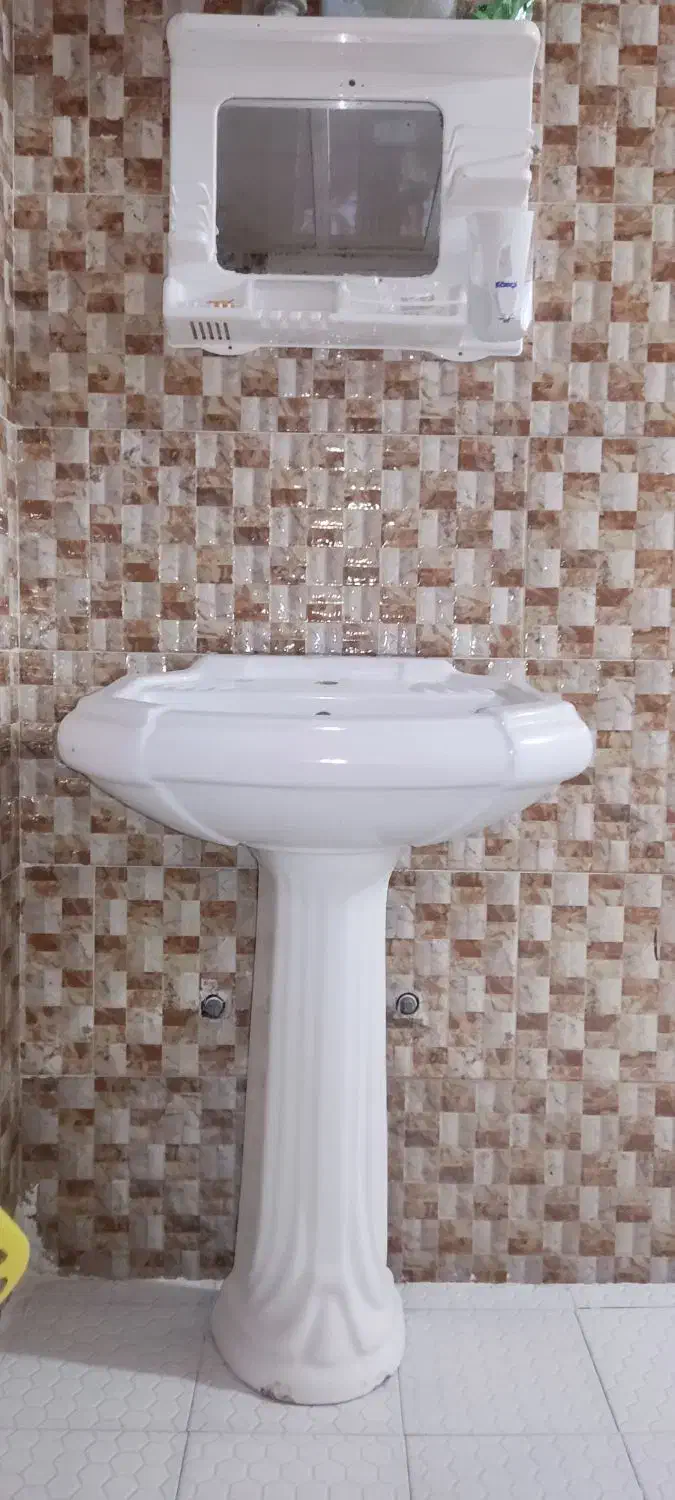 روشویی بهمراه پایه و آینه|لوازم سرویس بهداشتی|سیرجان, |دیوار