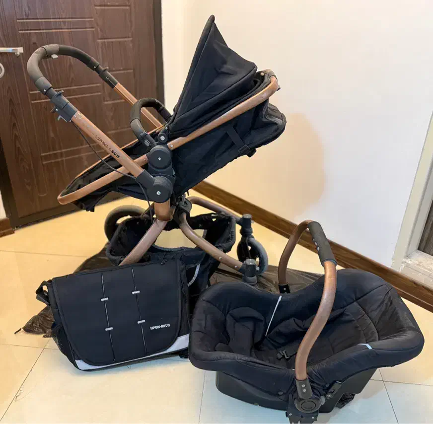 کالسکه و کریر و تخت گهواره کنار مادر|اسباب و اثاث بچه|یزد, |دیوار