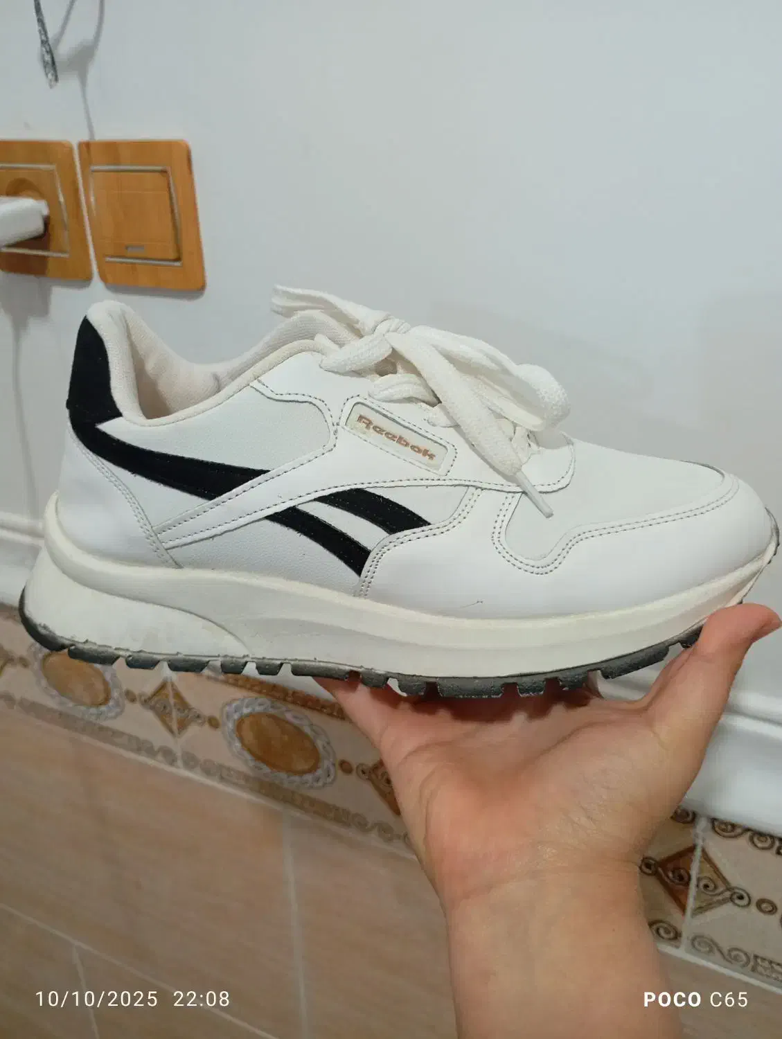 کفش اسپرت|کیف، کفش، کمربند|آبپخش, |دیوار