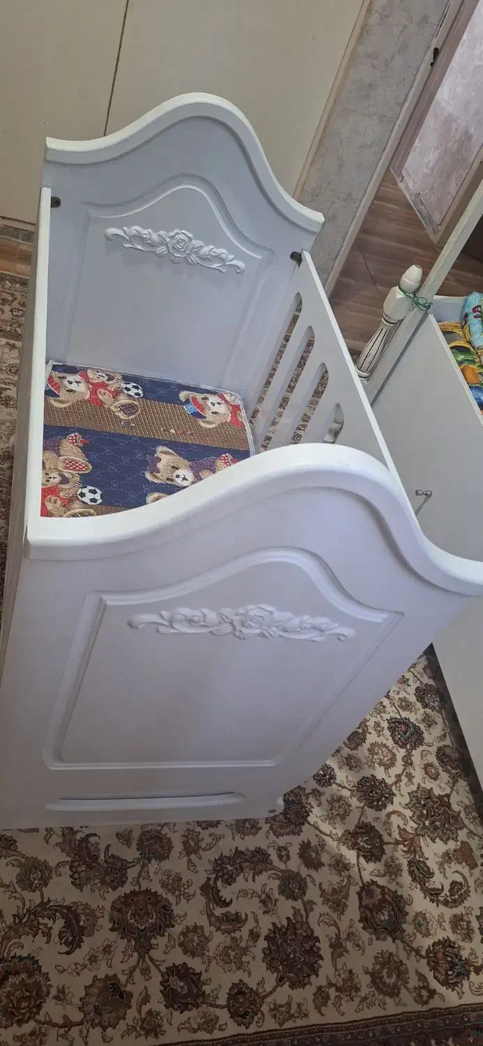 تخت خواب گهواره ای به همراه تشک|تخت و صندلی بچه|ری, فیروزآبادی|دیوار