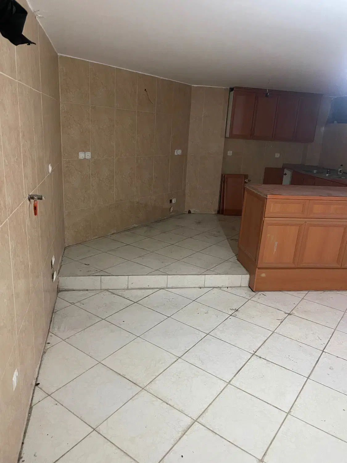 اجاره  انبار  یا دفتر کار یا سالن ارایشی یاخیاطی|اجارهٔ آپارتمان|اصفهان, نقش جهان|دیوار