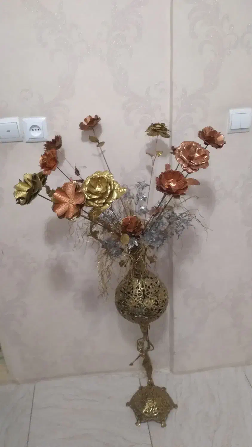 گلدان برنز با گل های زیبا|گل مصنوعی|تبریز, |دیوار