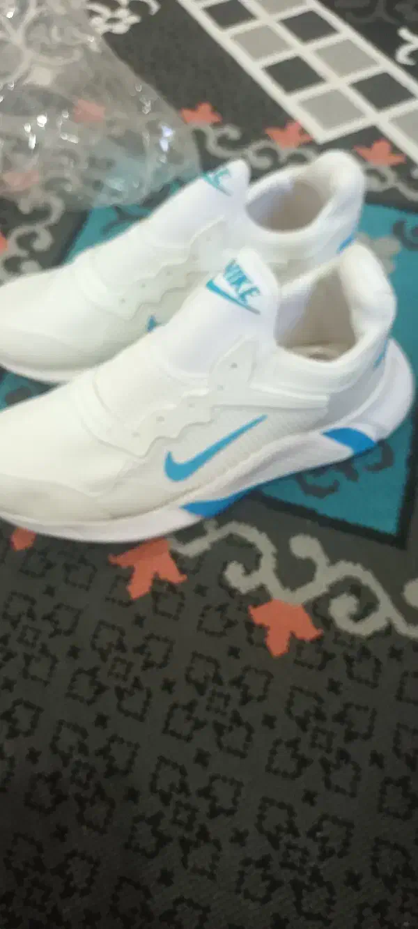 کفش|کیف، کفش، کمربند|دلبران, |دیوار