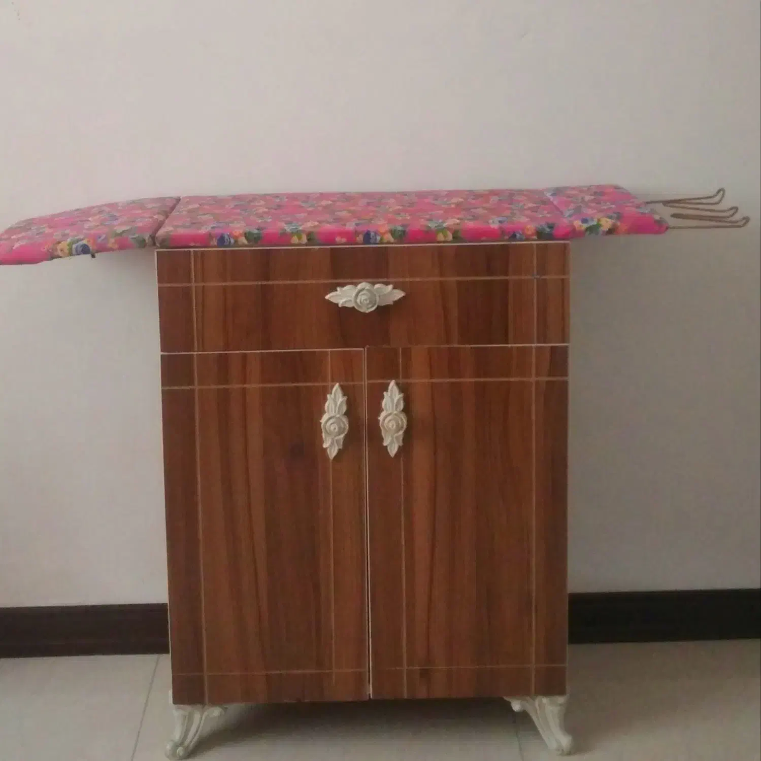 میز اتوی کابینت دار|مبلمان خانگی و میز عسلی|الیگودرز, |دیوار
