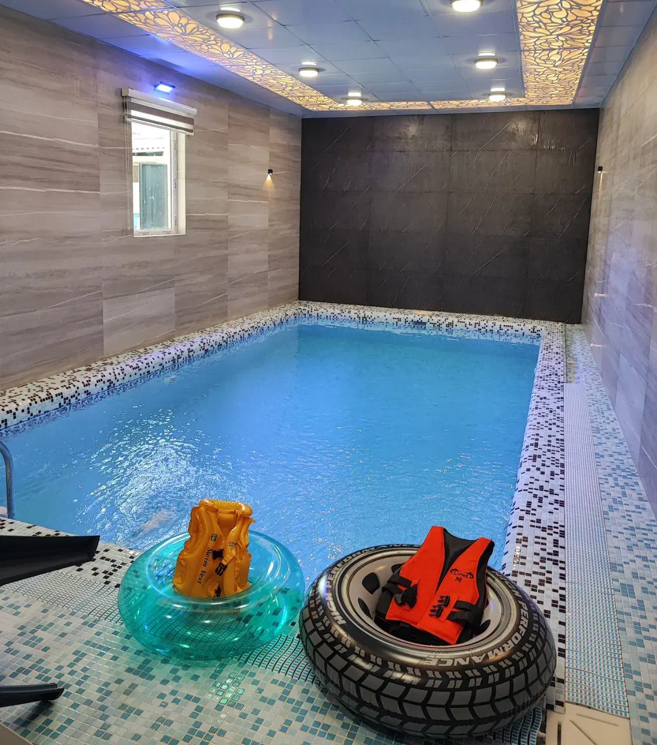 ویلاسه خوابه استخر بزرگ بسیار تمیز نوسازمیزبیلیارد|اجارهٔ کوتاه‌مدت ویلا و باغ|تنکابن, |دیوار