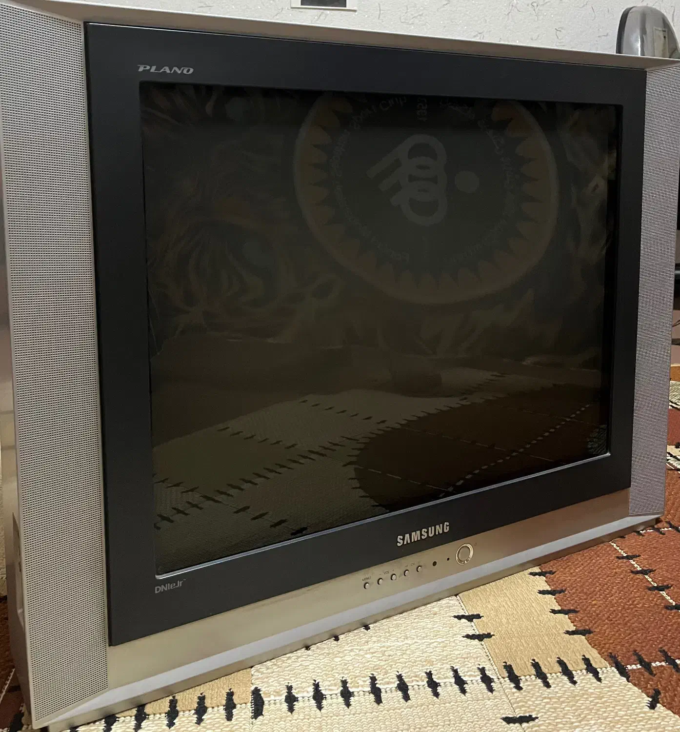 تلویزیون همراه با میز تلویزیون|تلویزیون و پروژکتور|رشت, لاکان شهر|دیوار