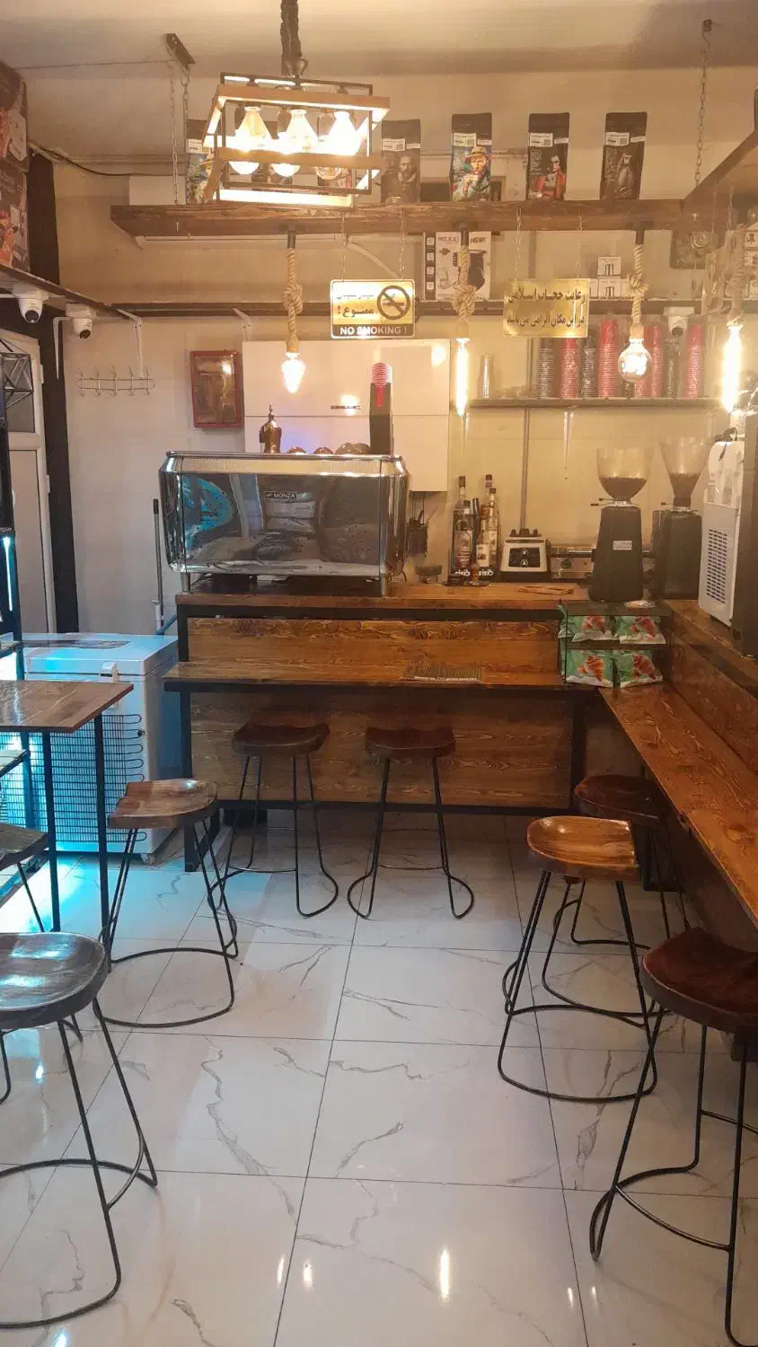 باریستا مسلط به بارگرم و سرد خانم یا اقا|استخدام خدمات فروشگاه و رستوران|فردیس, شهرک هفده شهریور|دیوار