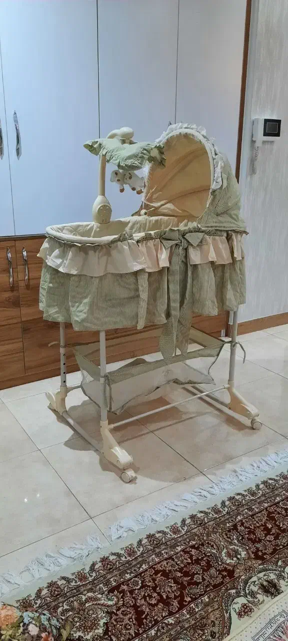 تخت گهواره کنار مادر در حد نو|تخت و صندلی بچه|شهریار, شهرک وائین|دیوار