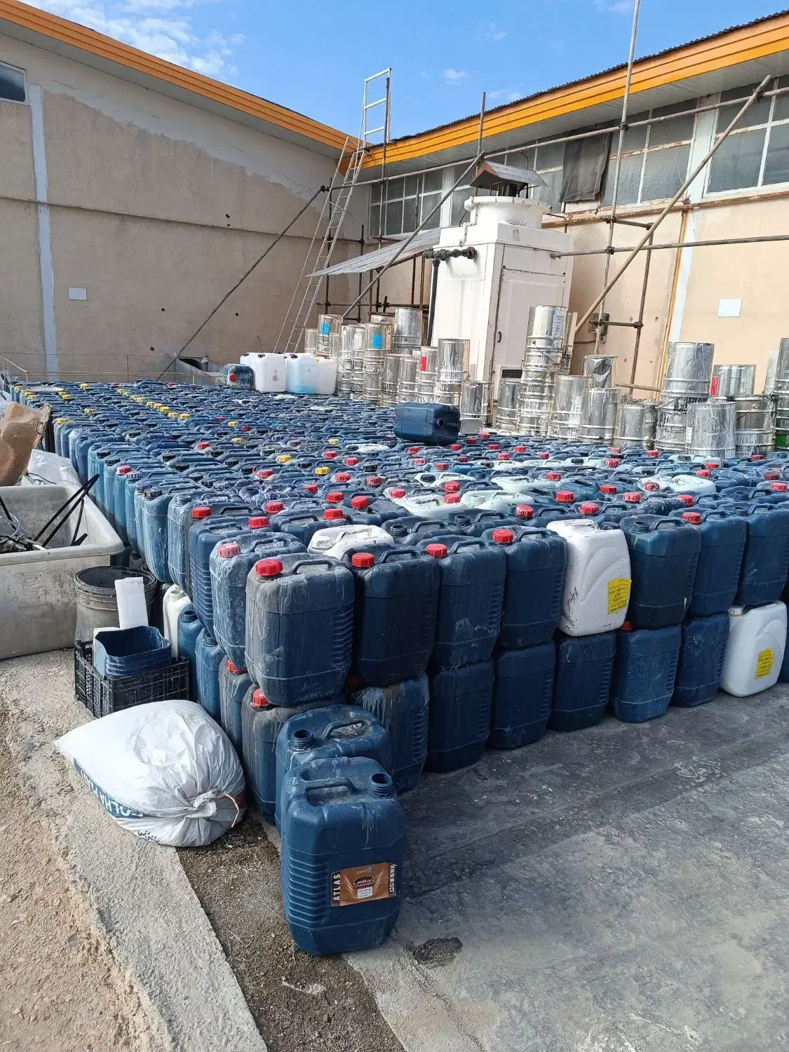 گالن 20لیتری|ظروف نگهدارنده، پلاستیکی، یک‌بارمصرف|همدان, |دیوار