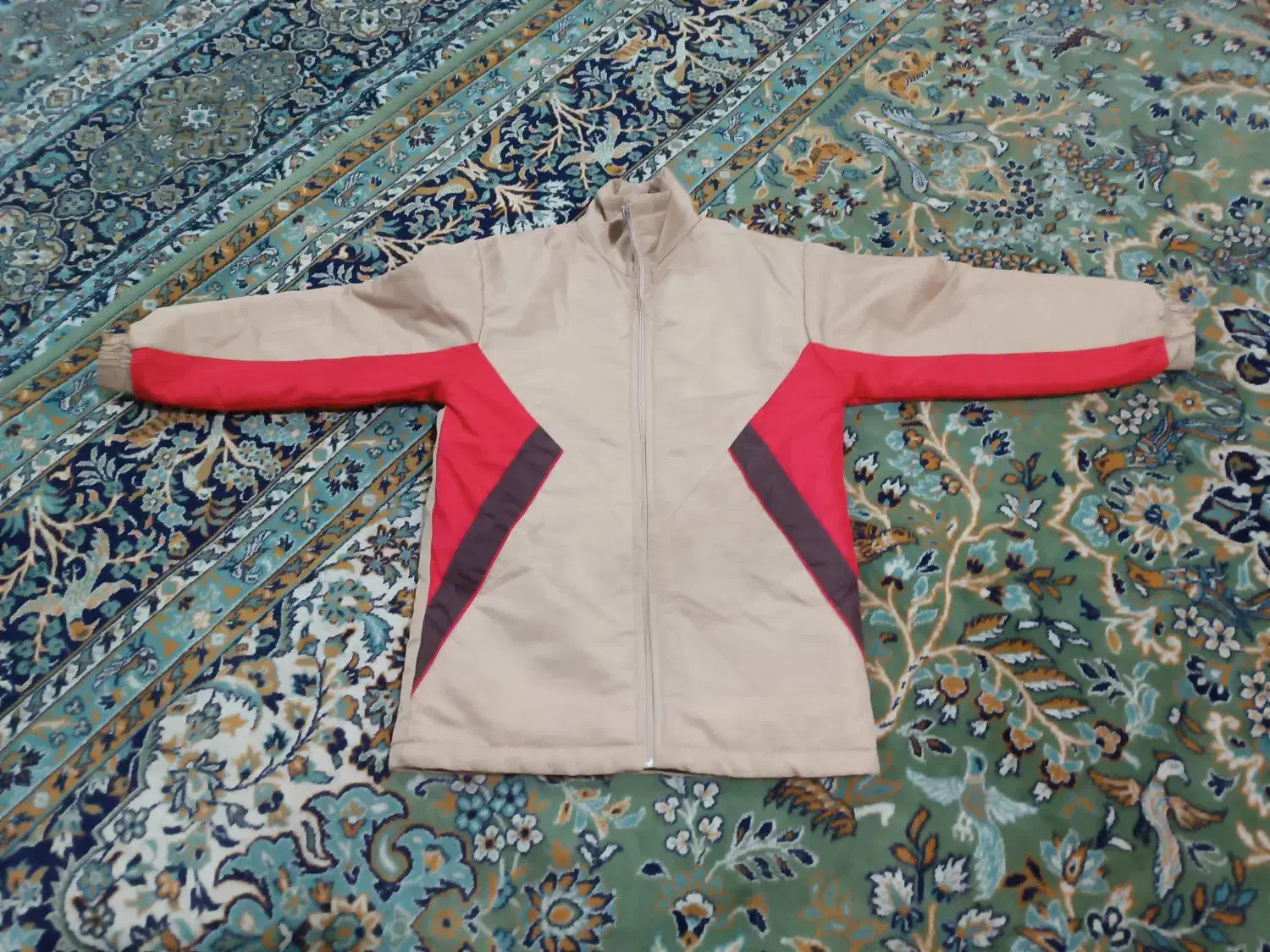 کاپشن|لباس|پیشوا, |دیوار