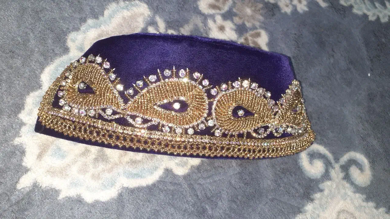 کلاه لچکی|لباس|یاسوج, |دیوار