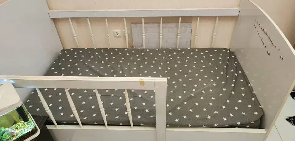 فرش تخت و کمد و میزتحریر دخترانه|تخت و صندلی بچه|رشت, کوی مهر|دیوار