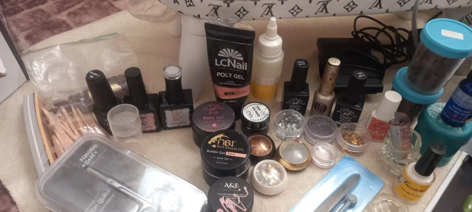 فروش لوازم کاشت ناخن ببه علت تغییر شغل|آرایشی، بهداشتی، درمانی|قائم‌شهر, |دیوار