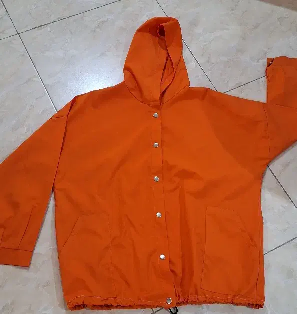 لباس دخترانه|لباس|رودهن, |دیوار