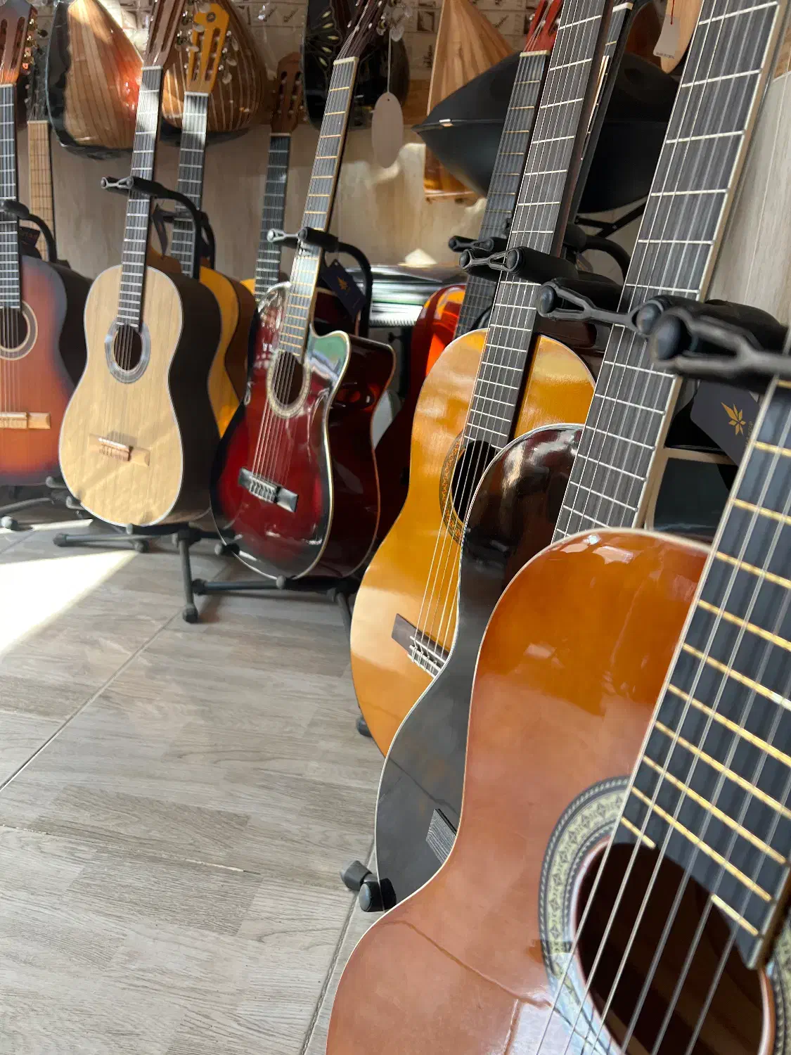 انواع گیتار|گیتار، بیس، امپلیفایر|تالش, هشتپر|دیوار