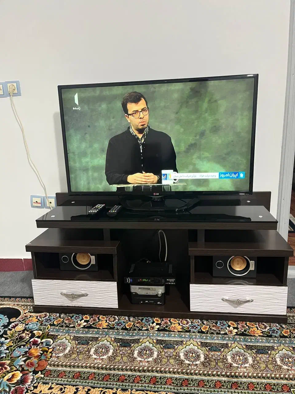 تلویزیون ۴۲ اینچ LG و زیر تلویزیون|تلویزیون و پروژکتور|قائمشهر, |دیوار