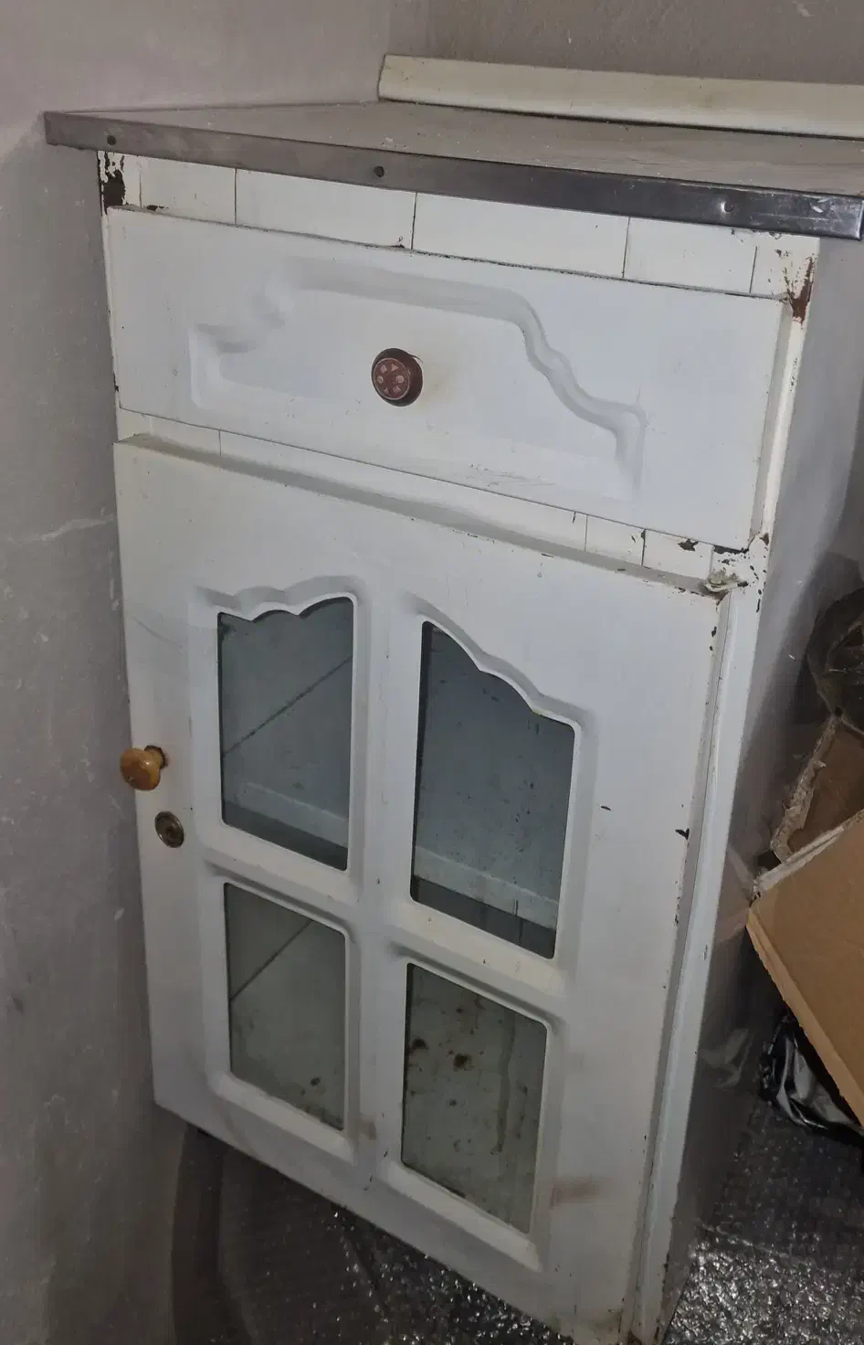 کابینت و چرخ خیاطی قدیمی و تاب بچه گانه تقریباصفر|بوفه، ویترین، کنسول|بانه, |دیوار