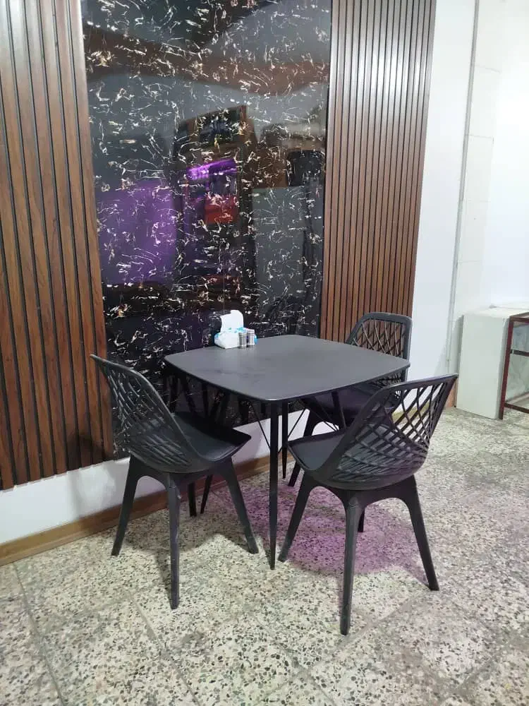 دو دست میز و صندلی در حد نو|میز و صندلی غذاخوری|دورود, |دیوار